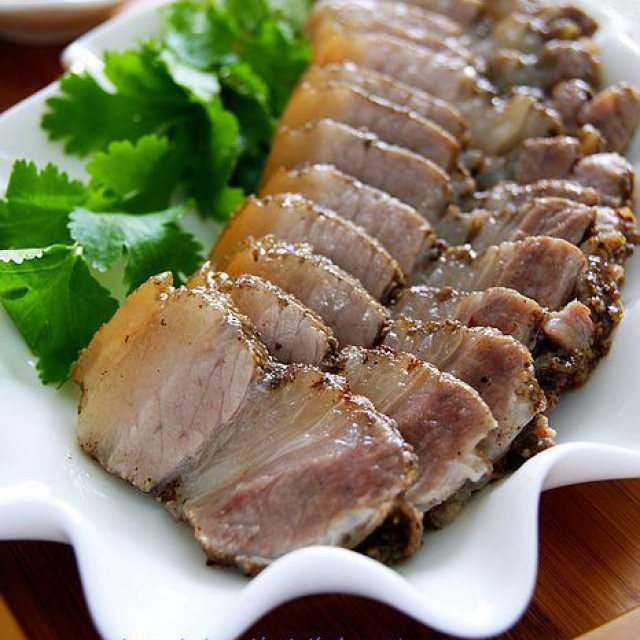 用最古老的方法烹饪猪肉—客家咸猪肉