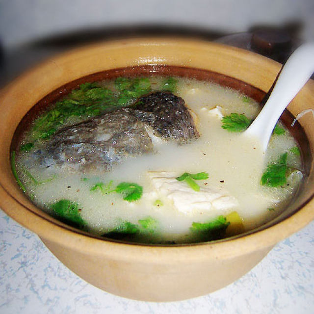 美味鱼头豆腐汤