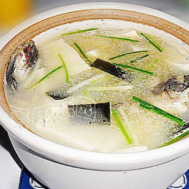 家庭营养养生靓汤——海带豆腐鲫鱼汤