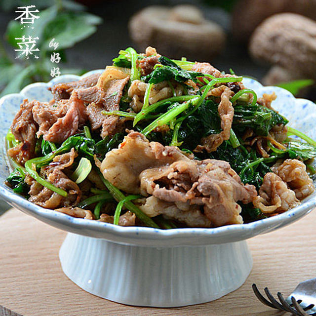 Stir fried coriander with lamb sauce