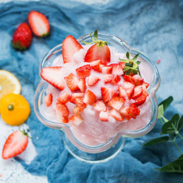 草莓沙冰大概是初夏最美好的食物吧
