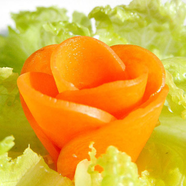 为美食增加几分色彩—巧做胡萝卜花