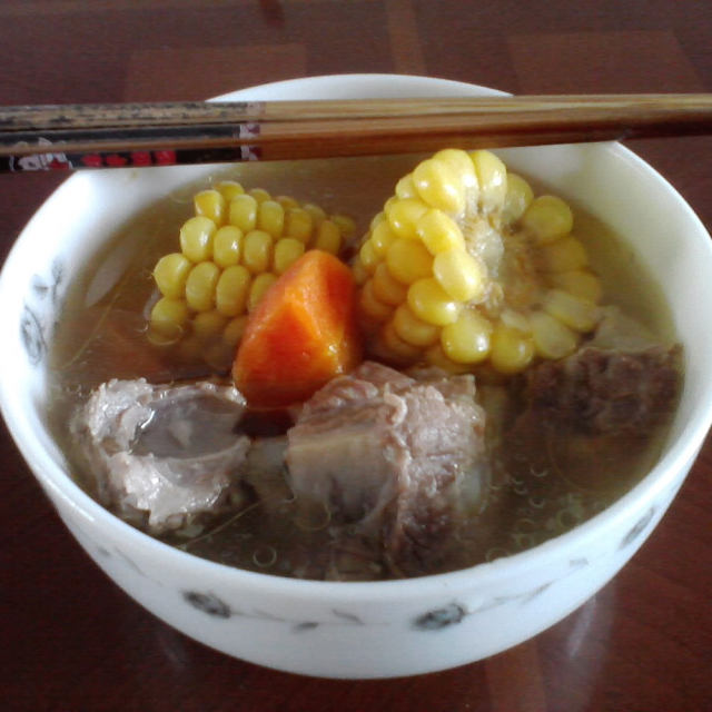 孩子的营养汤——玉米胡萝卜排骨汤