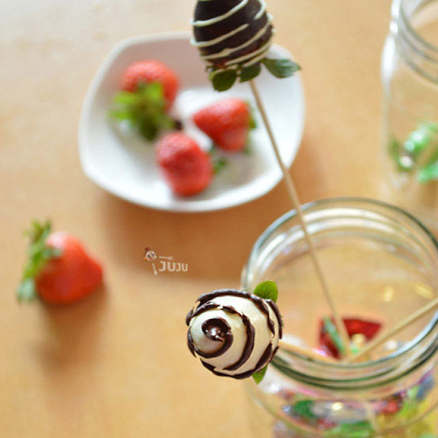 草莓巧克力棒棒糖