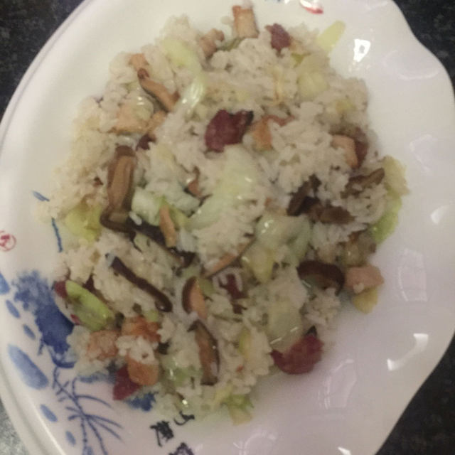 腊肠香菇肉饼炒饭