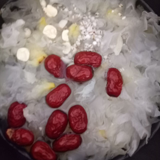 红枣莲子百合薏米银耳糖水