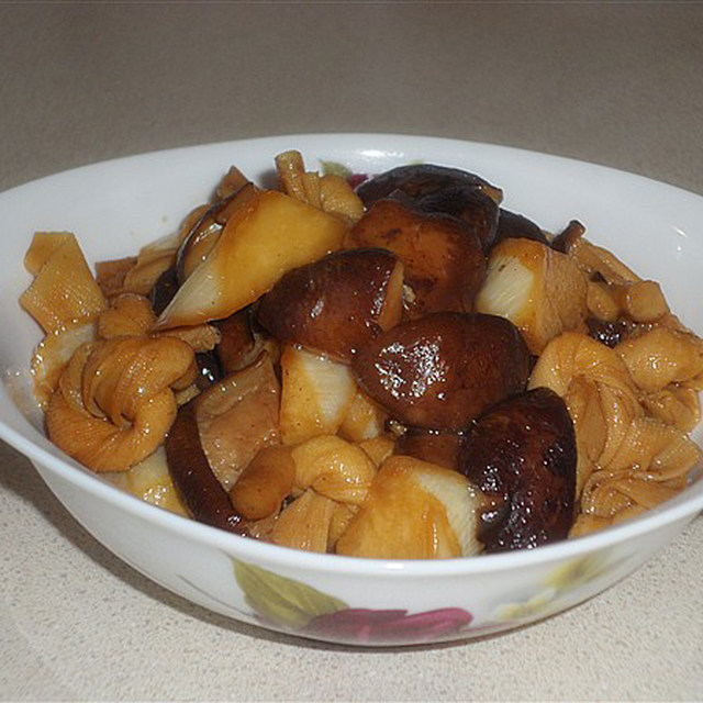 Braised Mushroom Noodles with Sauce