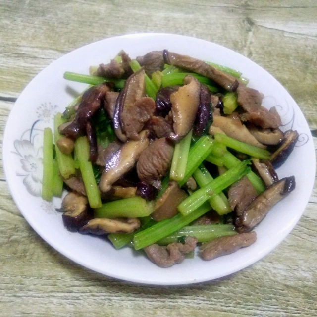 芹菜香菇炒肉