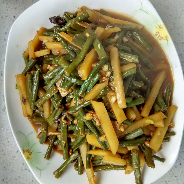 新炒的菜：酱焖土豆豆角