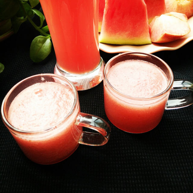 西瓜桃子混合果汁