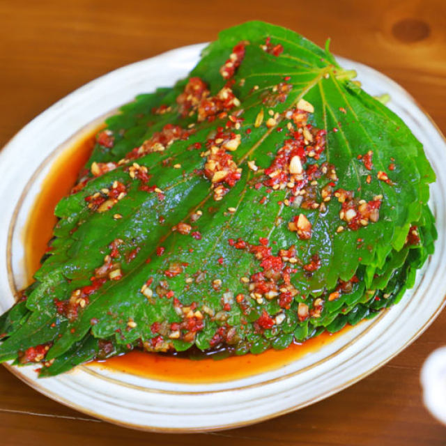 韩国料理中最受欢迎的小菜-腌苏子叶，绝对的下饭利器