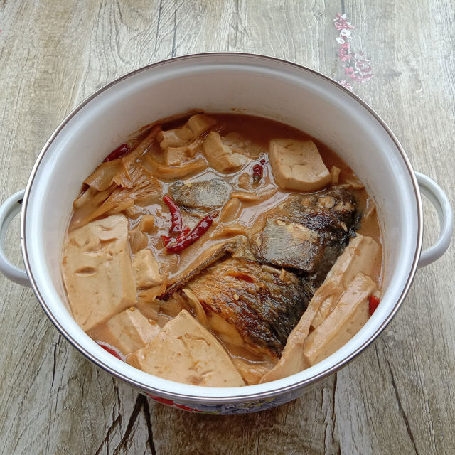 平菇豆腐炖鱼头