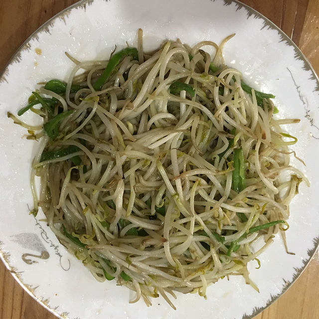 尖椒炒绿豆芽