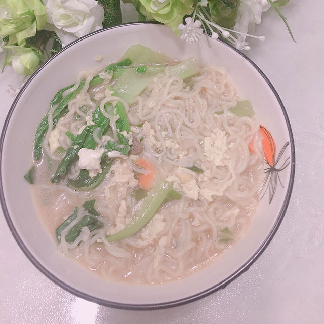 油菜鸡蛋热汤面