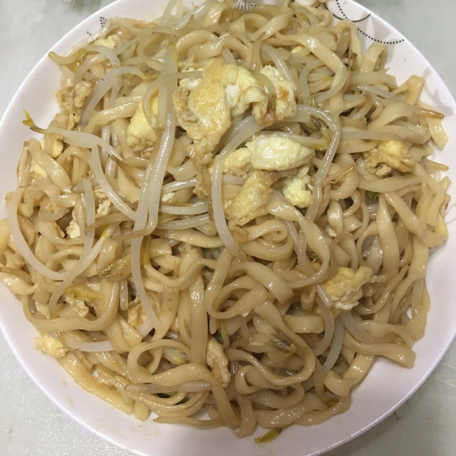 绿豆芽鸡蛋炒面条