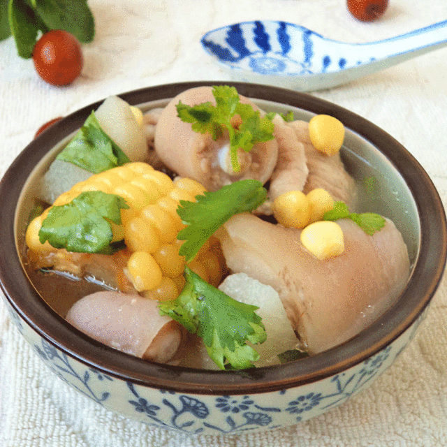 白萝卜玉米猪尾汤