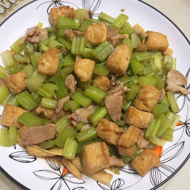 油豆腐炒芹菜