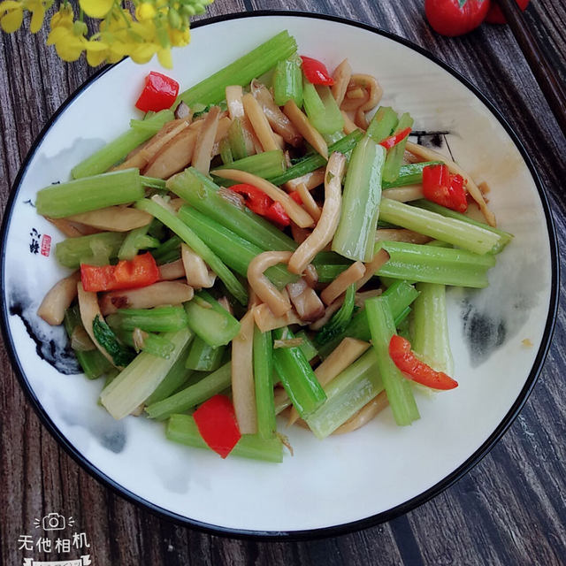 杏鲍菇炒芹菜