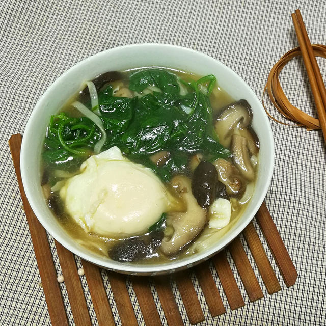 菠菜香菇鸭蛋面