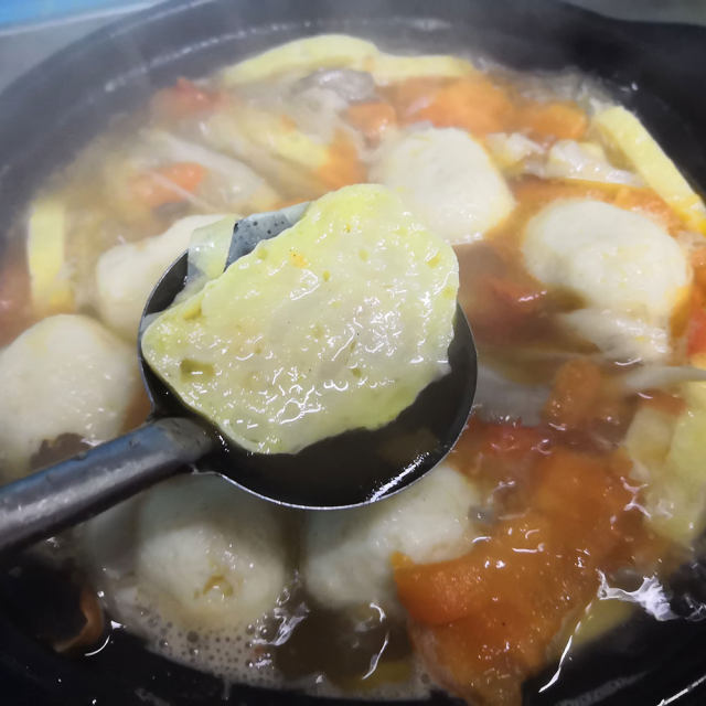 鱼丸肉糕砂锅汤