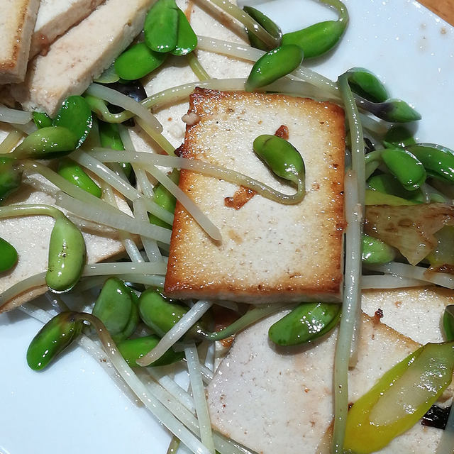 黑豆芽炒豆腐