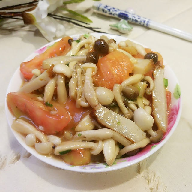 鱼饼番茄炒双菇