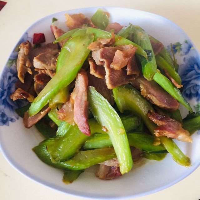 腊肉炒菜梗