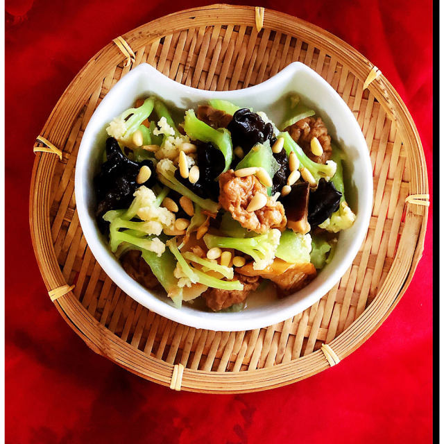 👩‍🍳仙草烹饪🍳cooking👩‍🍳：祥瑞宝贝的餐桌之青笋花菜🥦