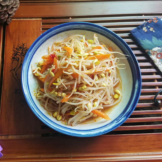 蒜蓉辣酱拌黄豆芽