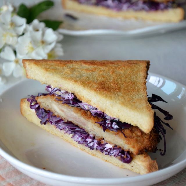紫甘蓝鸡排三明治
