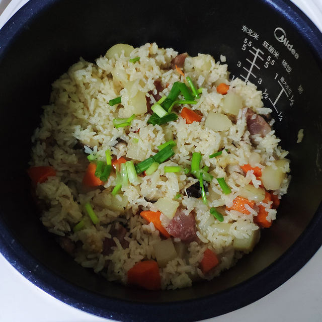 电饭煲腊肠焖饭（快手）