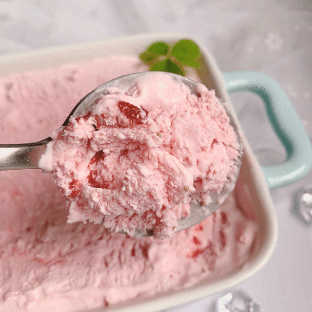 草莓酸奶冰激凌