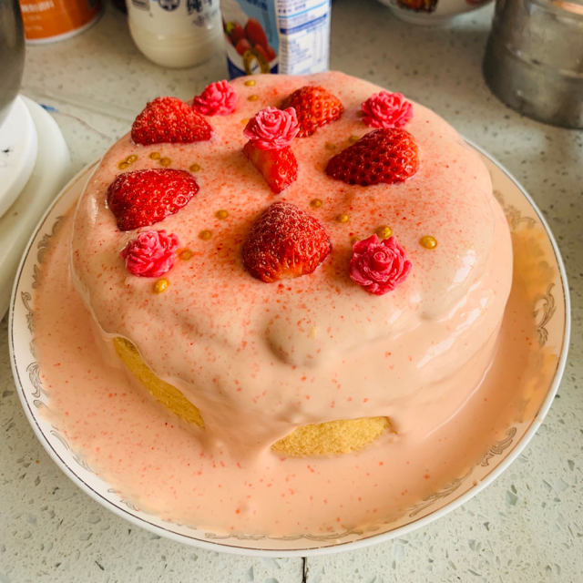 草莓奶盖蛋糕