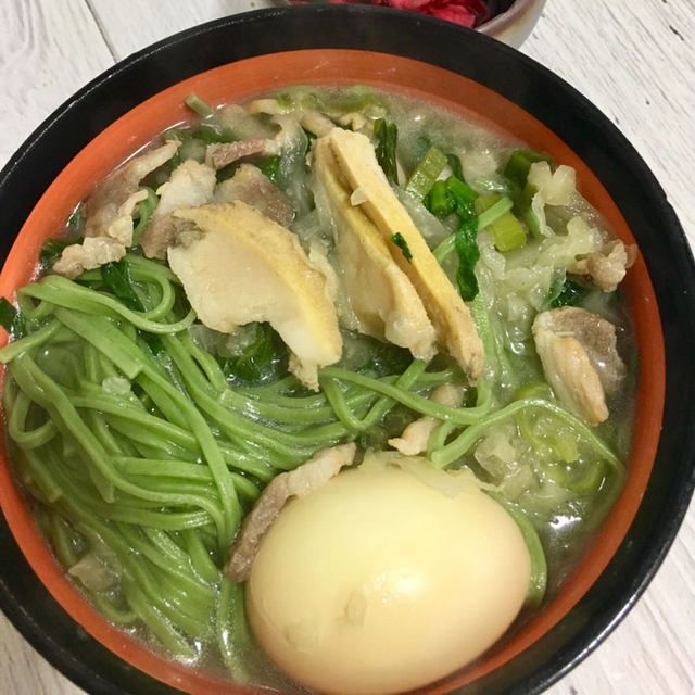 鸡蛋杂蔬鲍鱼菠菜汤面