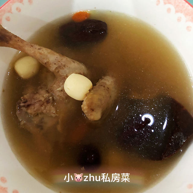 清炖莲子乳鸽汤