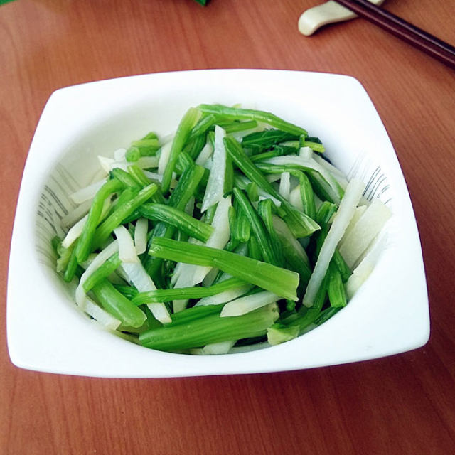 菠菜茎拌土豆