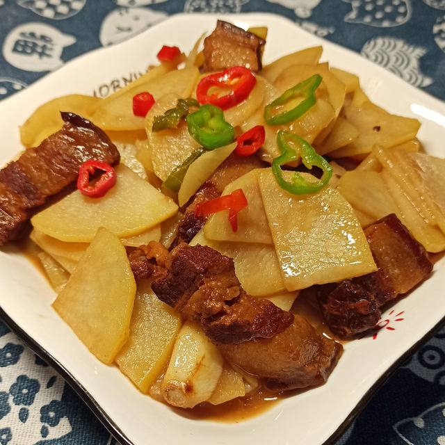 红烧肉炖土豆片