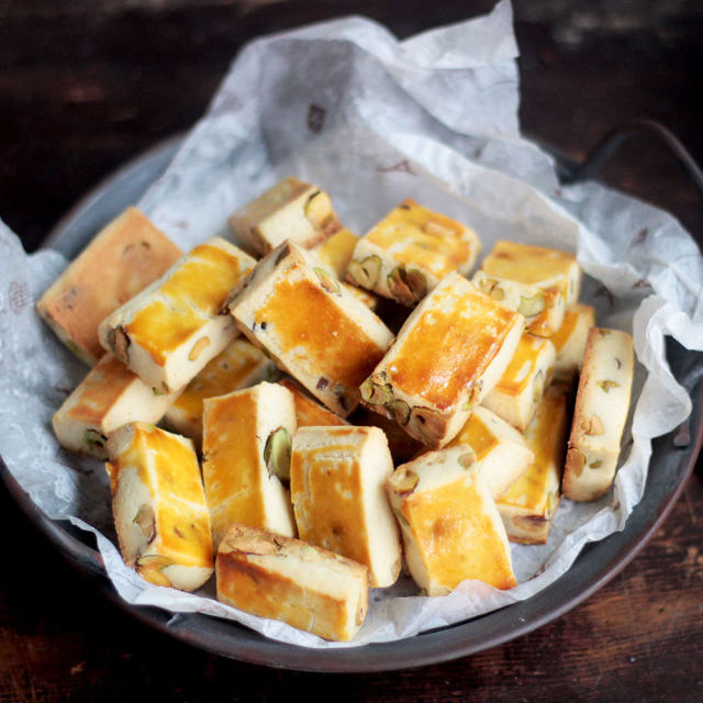 开心果奶酥---秋季零食大盘点，最受欢迎的奶酥制作方法来啦