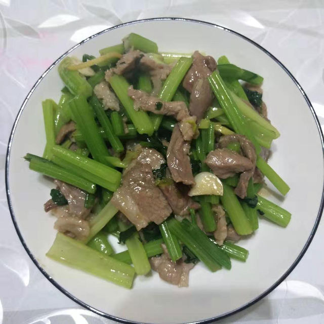 彭豆做的家常版羊肉炒西芹