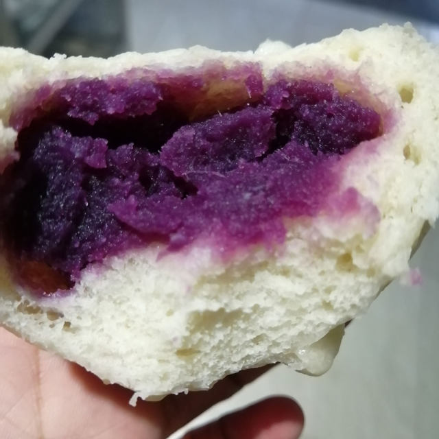 紫薯包，红豆包，豆浆。