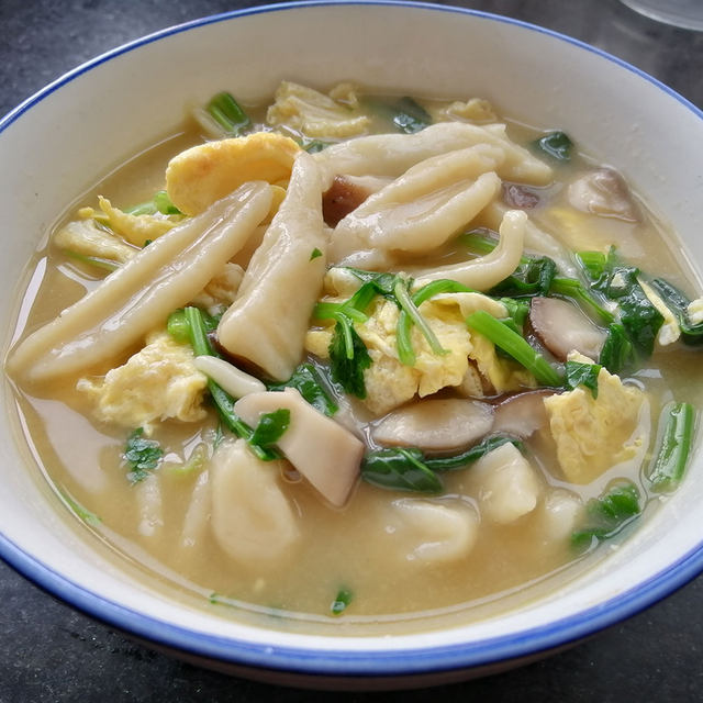 “热汤面”香菇鸡蛋剪刀面