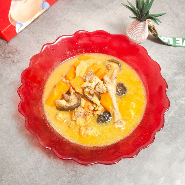 胡萝卜香菇炖鸡肉，一道鲜美可口的家常下饭汤汁，炖了50分钟，汤很好喝。