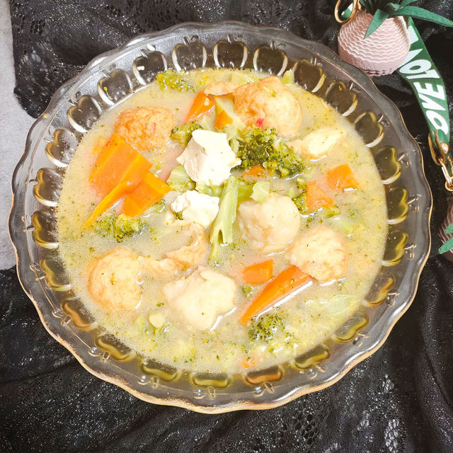 胡萝卜西蓝花豆腐炖丸子，一道鲜美的暖冬家常汤。