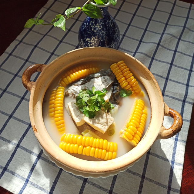 鱼头豆腐甜玉米