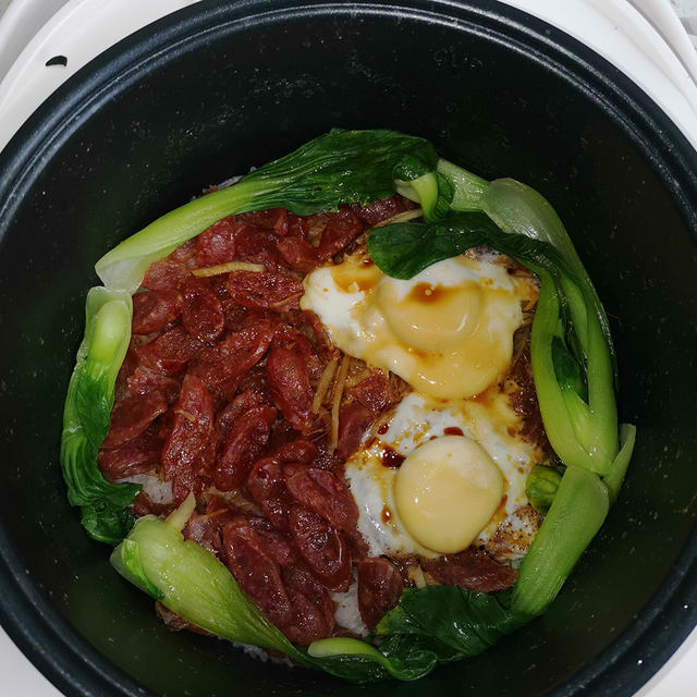 电饭煲版腊味煲仔饭