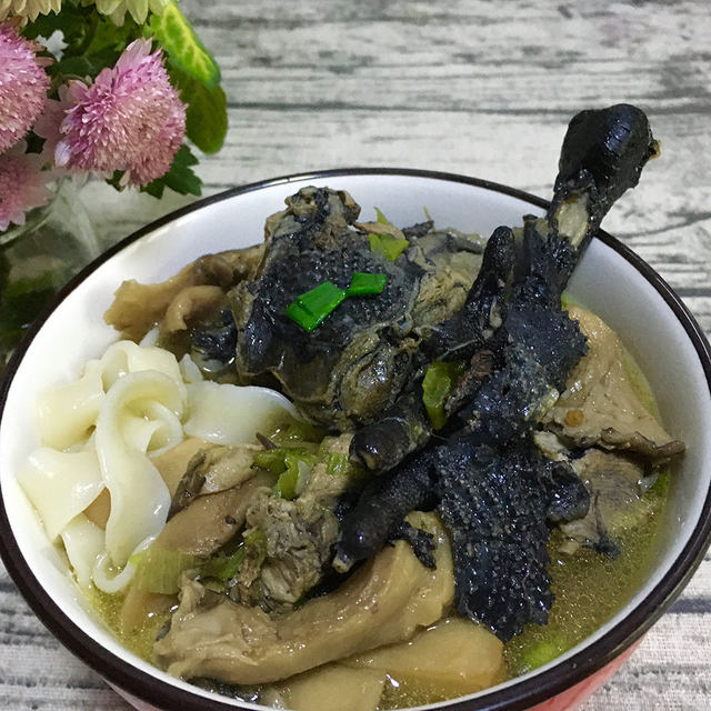 乌鸡热汤宽面