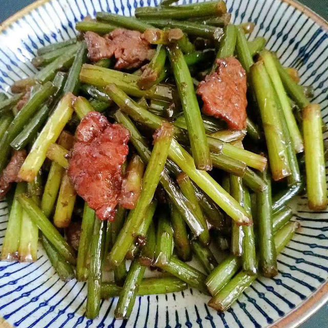 快手好吃的下饭菜蒜苔炒肉