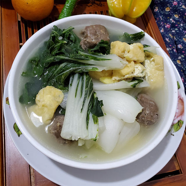 奶白菜油豆腐丸子煲