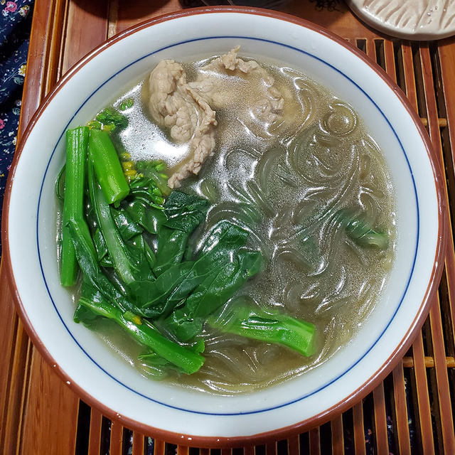 肉片菜心煮红薯粉