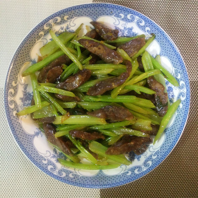 干肠炒芹菜